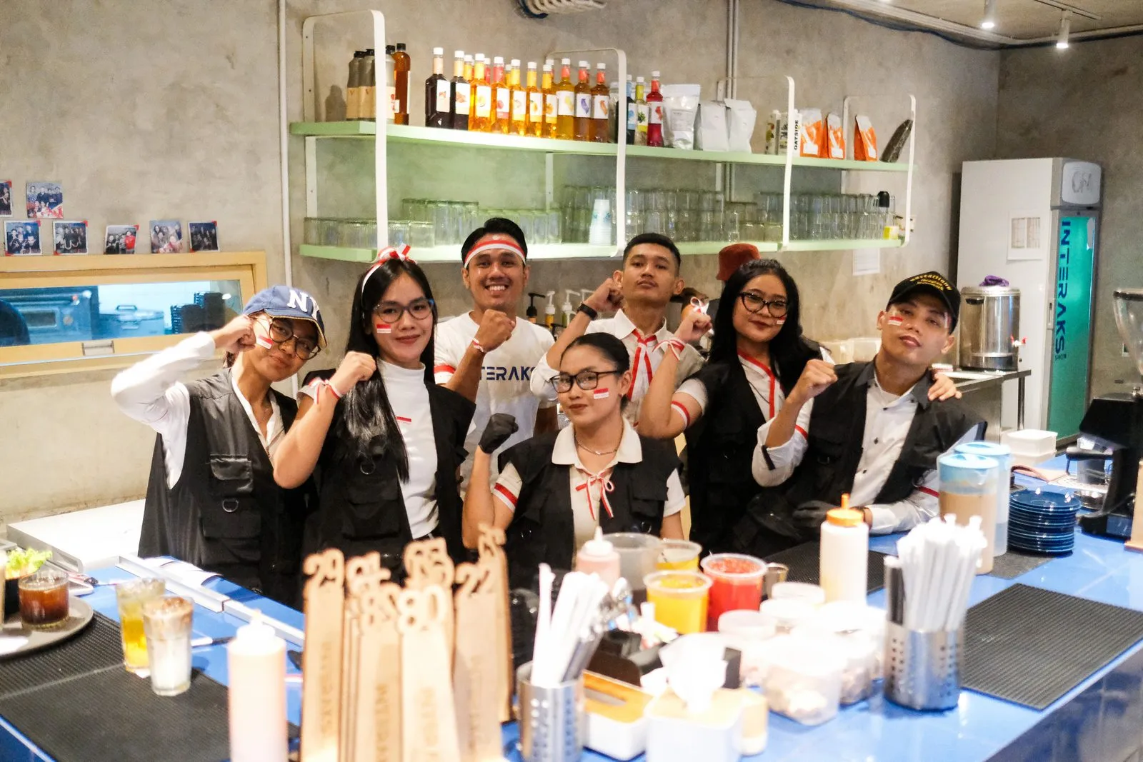 Tim Interaksi Space di balik bar