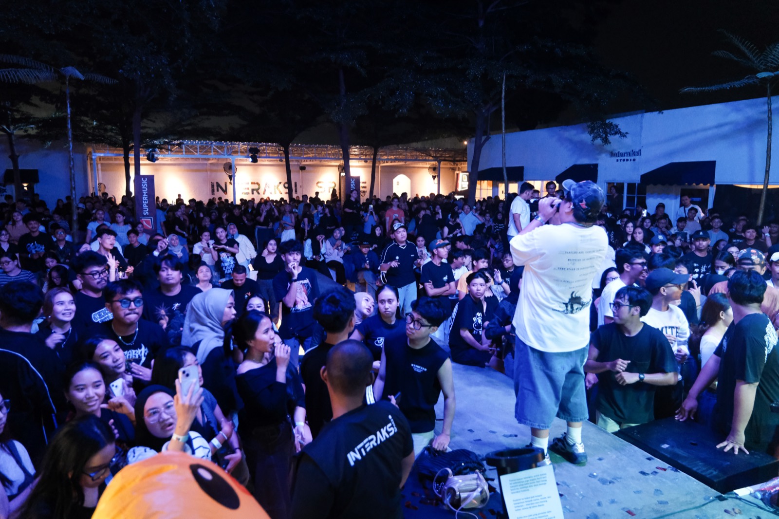 Suasana malam di Interaksi Space