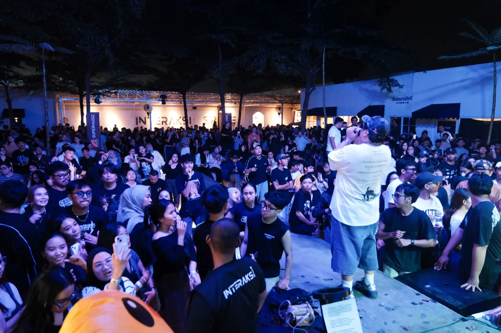 Suasana malam di Interaksi Space