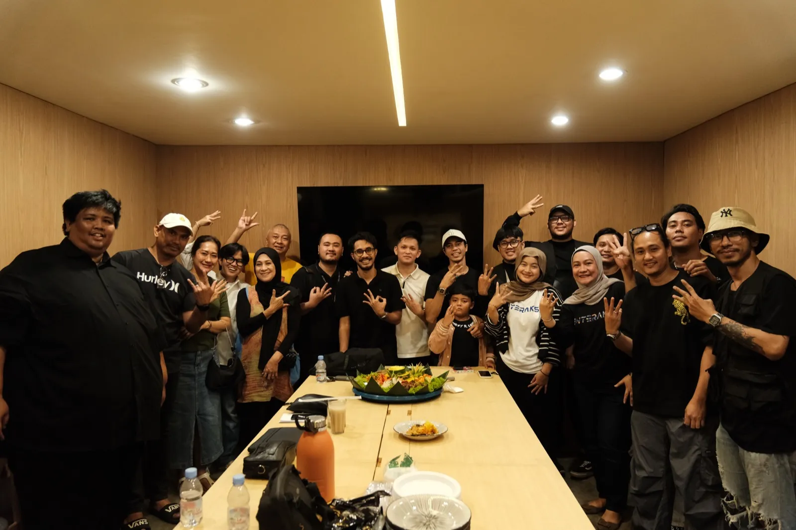 Pengunjung menikmati acara di Interaksi Space