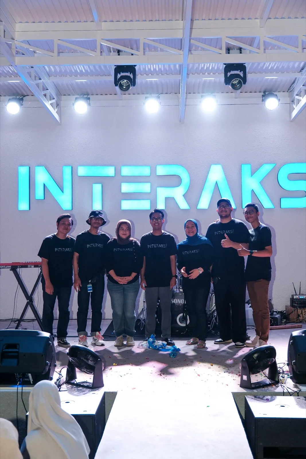 Musisi tampil di panggung Interaksi Space
