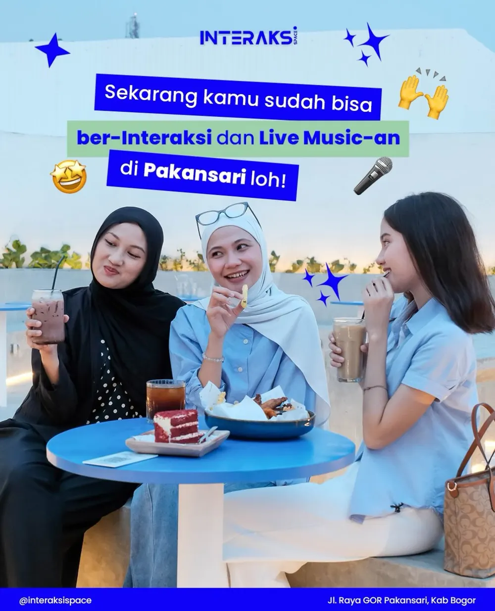 Tiga pengunjung di Interaksi Space Pakansari
