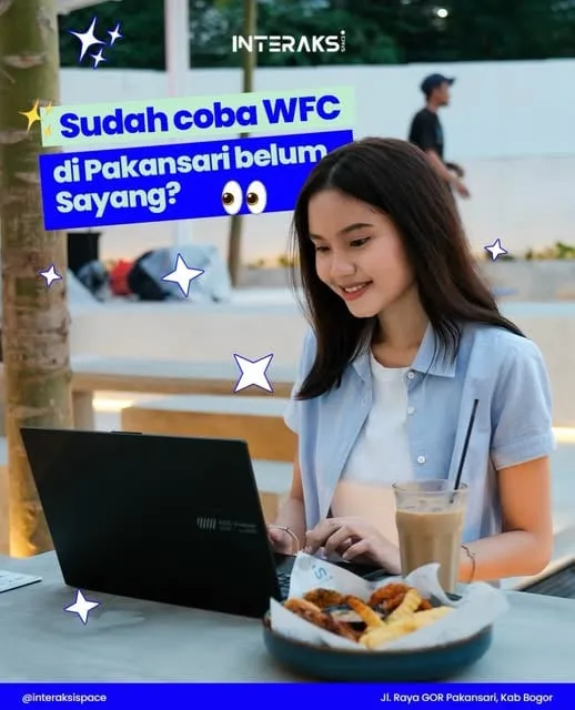 Pengunjung bekerja dari Interaksi Space Pakansari